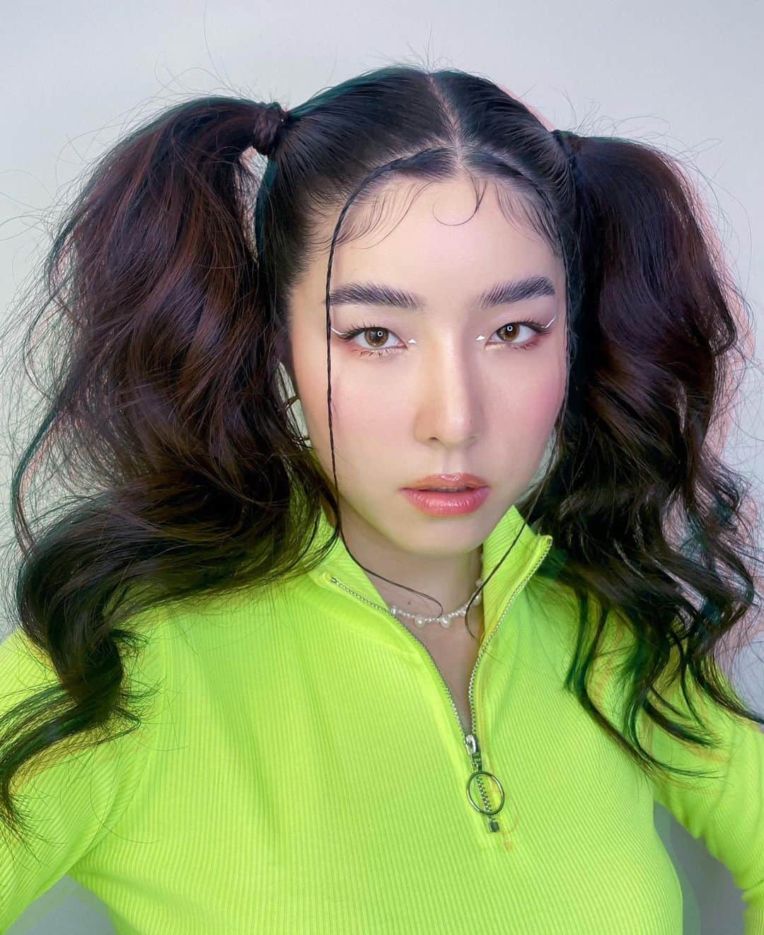 GYEON SEOのインスタグラム：「_* 90s kid 💚 . . @yalemakeup_st  @ballnehair」