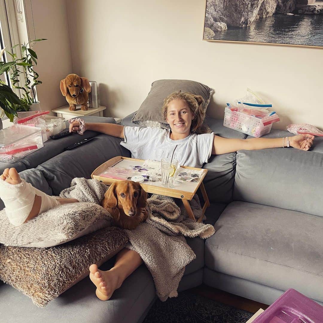 のインスタグラム：「@dash.lets and @tofu_sausage cuddles everyday for the next 10 days or so 🥲at least I’m not in pain 😌」