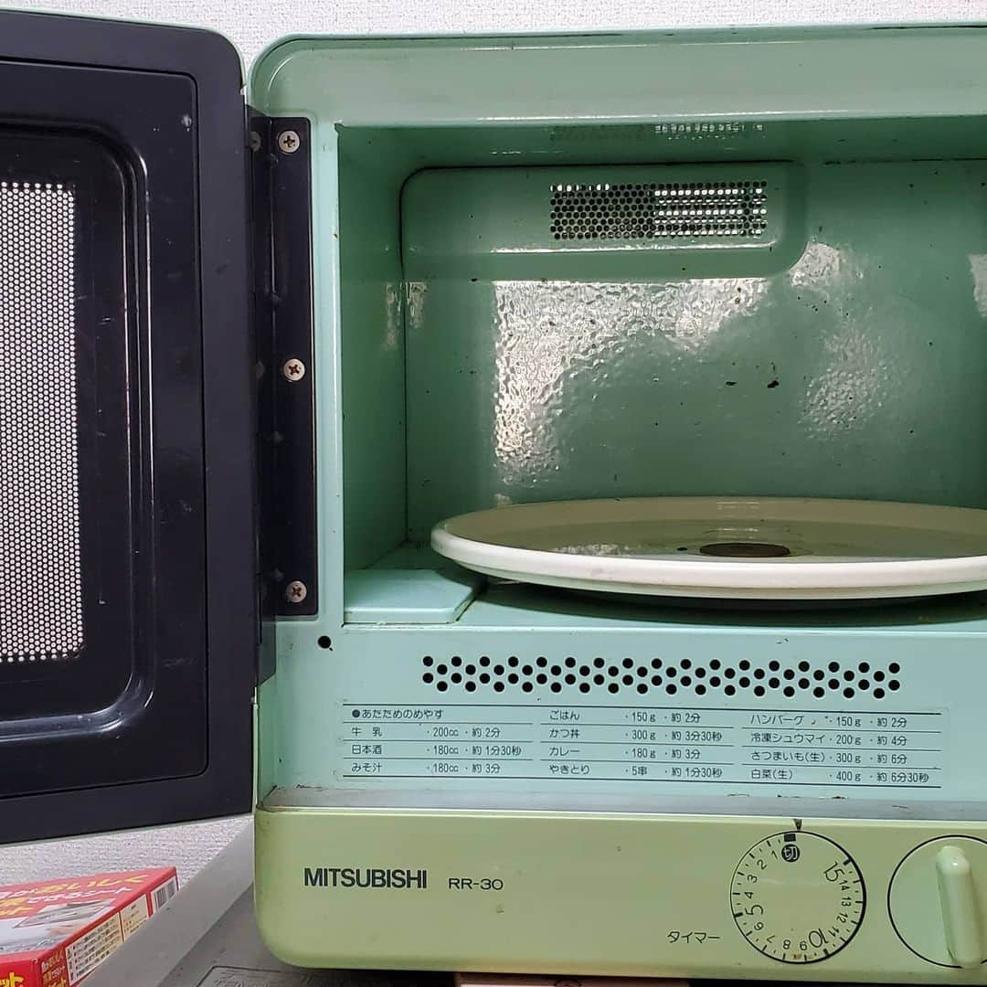 鈴木奈都さんのインスタグラム写真 - (鈴木奈都Instagram)「おばあちゃんの形見の1985年製造、なんと36年前wの三菱の電子レンジ。 まだ動くけどちょっと異音がしてきて替えることに。 当時流行りのパステルカラー丸みボディ、三角のスイッチw 超かわいい捨てるの惜しい。家電の博物館なんてあったら寄付したいのになぁ😂  #三菱電機 #80年代  #電子レンジ #MYCUBE」2月23日 15時35分 - suzukinatsu