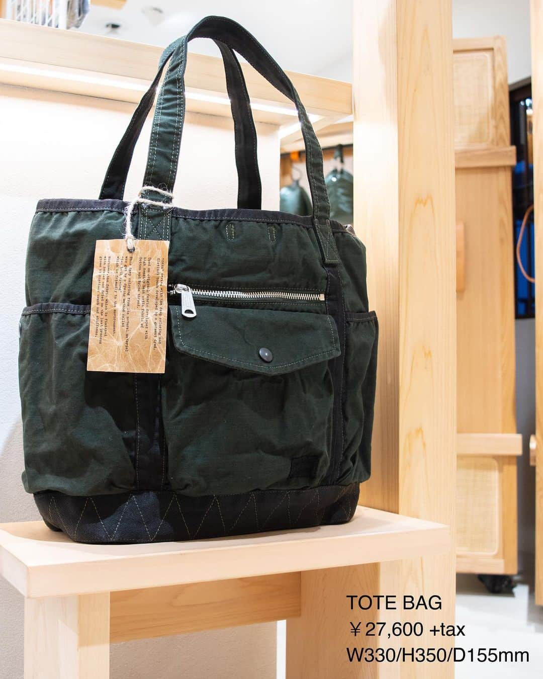 PORTER STANDさんのインスタグラム写真 - (PORTER STANDInstagram)「﻿ PORTER﻿ CRAG﻿ ﻿ TOTE BAG﻿ No.540-19643﻿ ￥27,600+tax﻿ ﻿ 製品染めならではの色の深みと、独特の手触りが魅力のカジュアルシリーズ。﻿ ﻿ ナイロンとコットンの混紡糸を高密度に織り上げたオリジナルのバックサテン生地に、二種類の染液に連続して浸す「二浴染め」を行うことで、深みのある色合いにしています。また染色後の乾燥工程によりハリのある独特な触感を生み出しています。﻿ ﻿ A4サイズも収まるサイズ感でデイリーユースに最適なトートバッグは、ハンドルを肩掛けでも使えるように長めに設定しています。内装には二つの仕切りポケットを設け、外装のポケットともに収納力に富んだ整理しやすい実用的な作りとなっています。 ﻿ ﻿ ぜひ店頭でお手に取ってご覧ください。﻿ ﻿ こちらの商品は吉田カバンオフィシャルオンラインストアでも好評発売中です。﻿ ﻿ ※各店の営業時間は下記をご確認ください。﻿ PORTER STAND SHINAGAWA STATION﻿ 8:00〜22:00（土日祝21:00）﻿ PORTER STAND TOKYO STATION﻿ 8:00〜21:00﻿ PORTER STAND KYOTO﻿ 10:00〜18:30﻿ ﻿ #yoshidakaban #porter #luggagelabel #porterflagshipstore #kurachikabyporter #porterseoul #potr #madeinjapan #japan #porterstand #shinagawa #tokyo #kyoto #porter #totebag #crag #cotton #吉田カバン #ポーター #ラゲッジレーベル #ポータースタンド #品川 #東京 #京都 #クラッグ #トートバッグ」2月23日 15時38分 - porter_stand