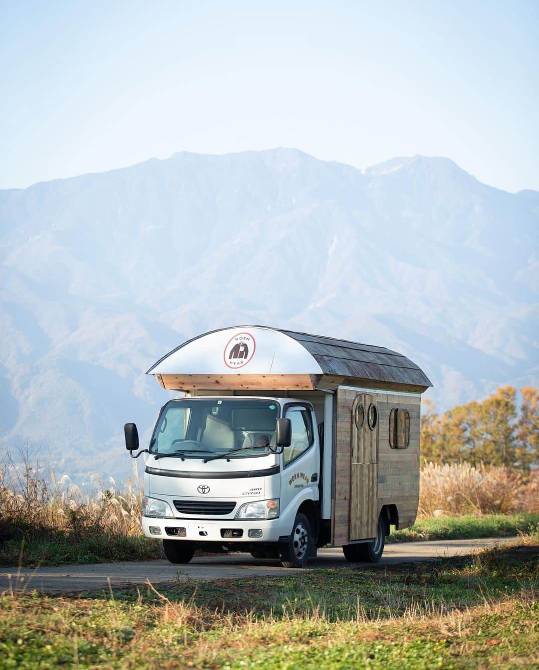 patagoniaさんのインスタグラム写真 - (patagoniaInstagram)「In 2015, we built a vehicle that would carry on it’s back more than just a sewing machine - it would carry a philosophy that would inspire people all over the globe. Our mission: to help create a different world view on how clothes are made, worn and resurrected. Worn Wear has since taken flight in five continents with mobile repair vehicles and pop-ups, accumulating over 20k repairs during events. Follow @wornwear, @wornwearjp, @patagoniachile, @patagoniaeurope for more adventures around the stories we wear. And remember: if it’s broke, fix it!⁠⁠ ⁠⁠ Photos: @kernducote and friends.」2月23日 10時15分 - patagonia