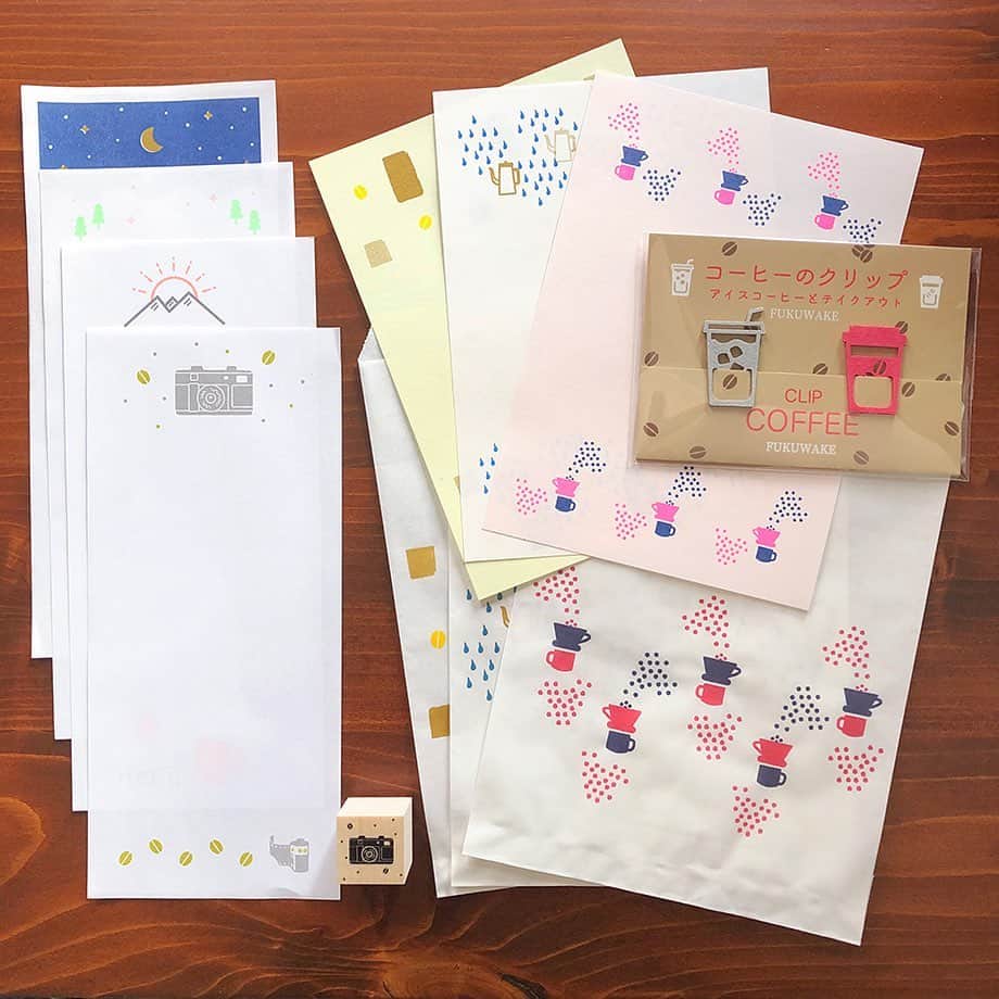手紙社のインスタグラム：「【紙博限定スタンプが入った福わけはんこの紙ものセット】 クリエイティブユニット「ただのやまもと」から生まれた「福わけはんこ（@fukuwake_hanko）」。Tシャツ製作会社で経験を積んだ多田さんがデザインを担当し、約25年前から消しゴムはんこを彫りを始めた山本さんが制作を手がけています。「紙博限定スタンプ&紙ものセット」の内容は、福分けはんこのデザインの中でも人気の高いコーヒーモチーフの一筆箋や手紙、紙クリップ、おすそわけ袋とバリエーション豊か。そのほかに、「これから訪れる春の写真を撮りたい！」という気持ちを表した紙博限定のスタンプが入っています！  --------------------- 【「手紙社のオンラインフェスティバル 紙博&陶博」開催概要】 会期：2021年3月1日（月）〜3月7日（日）　＊参加無料﻿ 会場：「手紙社のオンラインフェスティバル 紙博&陶博」公式サイト﻿  ▶︎詳細は「@kamihaku2021」プロフィールのURLから！  ◎オンラインショッピング 定番アイテムだけでなく、新作やここだけの限定アイテムなど、出展者による渾身の作品がずらりと並びます。さらに“手紙社の部員”限定で、ひと足早くお買い物ができる先行販売を実施！ プレビュー期間：2月25日（木）12:00〜2月27日（土）24:00 先行販売期間：﻿2月28日（日）10:00〜24:00﻿ 一般販売期間：﻿3月1日（月）12:00〜3月7日（日）24:00﻿  ◎オンラインミーティング 制作のバックグラウンドや実際に販売する作品の紹介などを直接聞いたり見たりできるオンラインミーティング（番組）を、一部の出展者からお届けする予定！  ▶︎「手紙社の部員」について詳しくは、手紙社公式サイト→「部員ですけど、何か？」をチェック！  #手紙社#手紙舎#紙博#陶博#オンラインイベント#紙#イラスト#デザイン#印刷#活版#文房具#マステ#ハンコ#手紙#箱#雑貨#陶器#磁器#器#福わけはんこ #tegamisha#kamihaku#touhaku#paper#papercrafts#ceramics#pottery#handcraft」