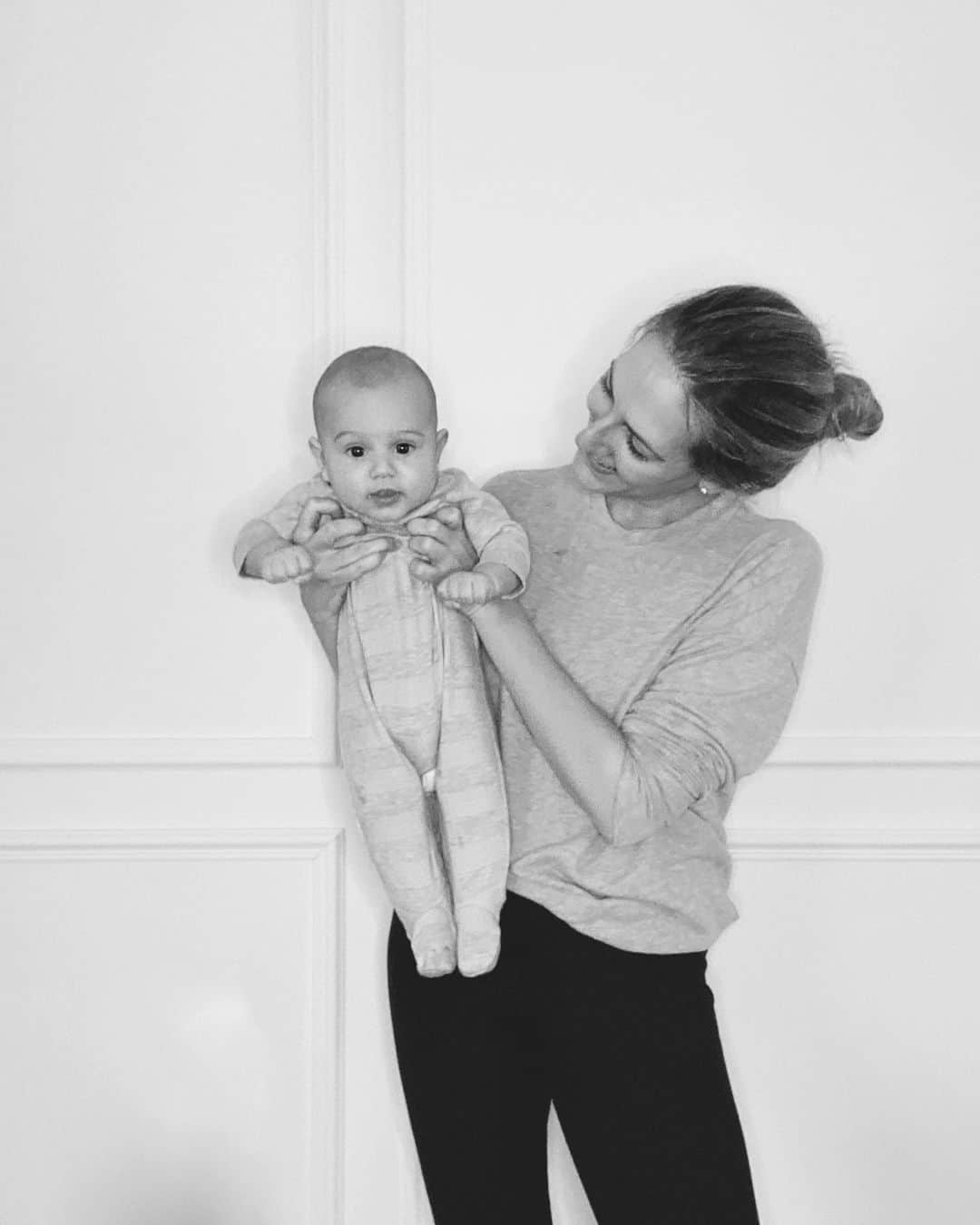Anna Jane Wisniewskiのインスタグラム：「Worth the weight.   I mentioned on stories last month that I’m one of those people that don’t lose weight while breastfeeding— so when people would say the weight “melts off” I’d be like, “uh, so when exactly does that happen?” It never did.  It wasn’t until I was completely done that I was able to get back into my jeans.   I’ve been riding the peloton nearly every single day since January 1st and while I’m feeling good (we’ve made it out of that foggy newborn phase!), sometimes I feel discouraged.   And it’s ok to miss your body—even while being grateful for it. And it’s also ok to embrace the change, too—or maybe not even care one way or another. It’s all ok!  No matter where you are in any stage of life, have some compassion for yourself. I know I need that reminder sometimes. ✨」