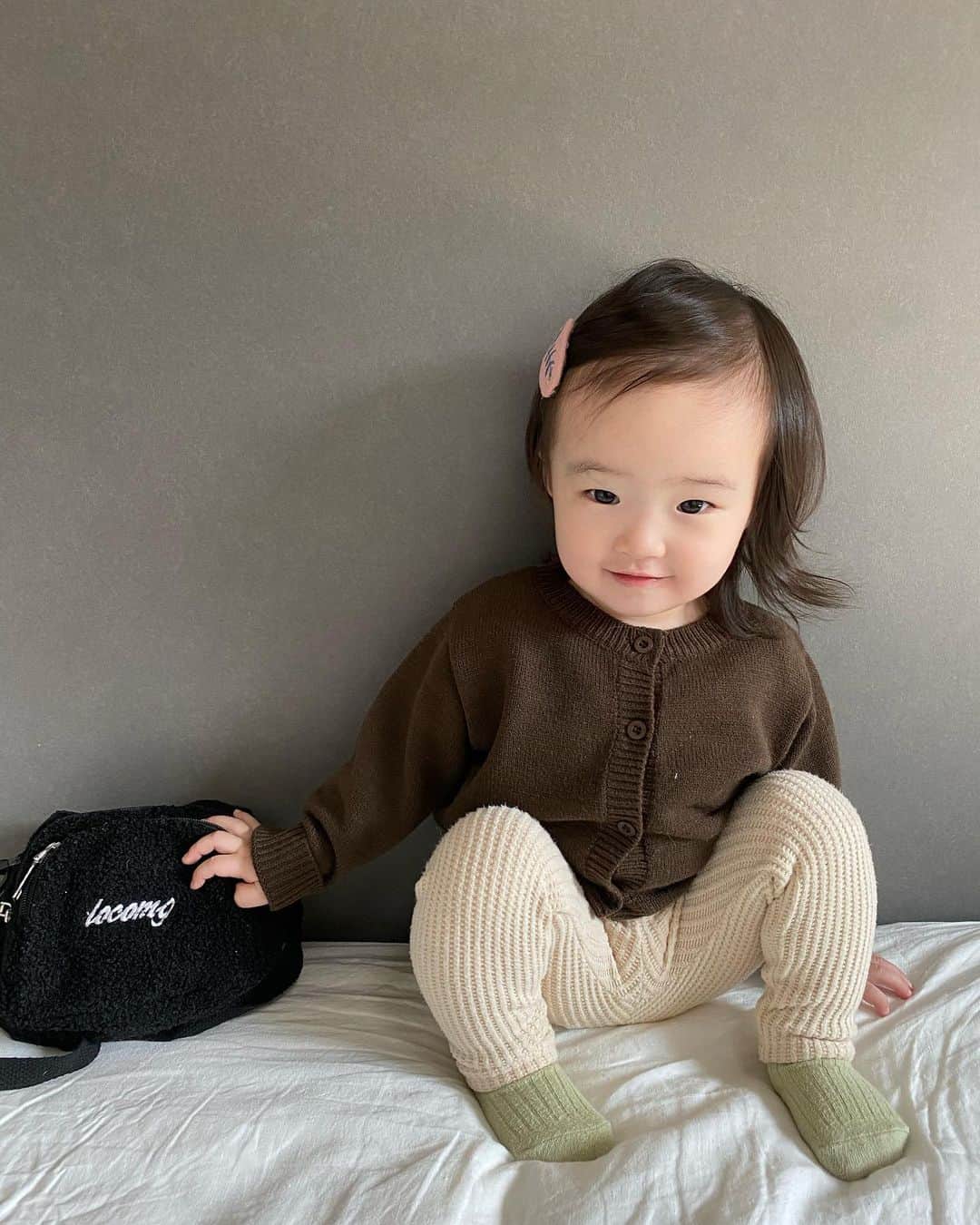 畠中清羅 のインスタグラム：「なんか大きくなったなぁ.. と最近ふと思う事が増えた🤍  娘が着てる可愛すぎるbrownの topsは @_acumii_ ❤︎  ベビーでもこんなにときめくお洋服を着られるって 幸せすぎるよね😩💗💗  @akurimiura ちゃんがディレクター してるブランドなんだけど最近Openして とってもかわいすぎて、、さすがあくりちゃん🥺❤︎  あくりちゃんとは昔舞台で一度 共演させて頂いたんだけどその時は お互いママになってるなんて全く 想像してなかったなぁ。と感慨深い😂❤︎  もう少ししたらSSもでるんだって❤︎  はーーんたのしみすぎ😩💗」