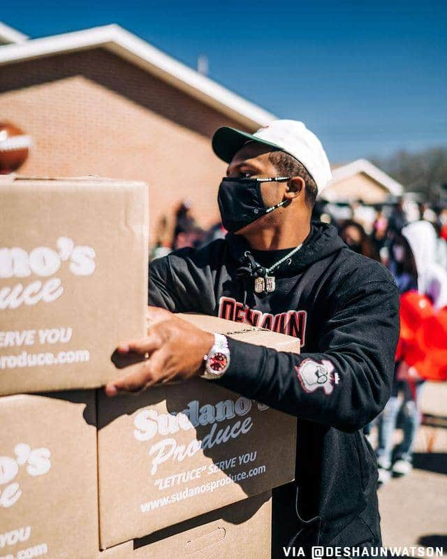 NFLさんのインスタグラム写真 - (NFLInstagram)「Giving back. @deshaunwatson hosted a charity food drive in his hometown in Georgia 🙏」2月23日 10時24分 - nfl