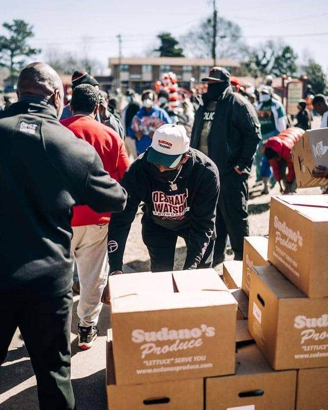 NFLさんのインスタグラム写真 - (NFLInstagram)「Giving back. @deshaunwatson hosted a charity food drive in his hometown in Georgia 🙏」2月23日 10時24分 - nfl