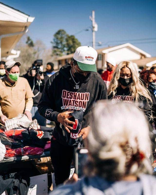 NFLさんのインスタグラム写真 - (NFLInstagram)「Giving back. @deshaunwatson hosted a charity food drive in his hometown in Georgia 🙏」2月23日 10時24分 - nfl