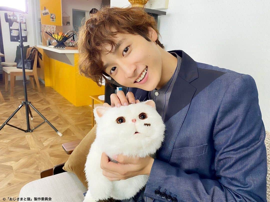 小関裕太さんのインスタグラム写真 - (小関裕太Instagram)「#おじさまと猫  ふくまると ツーショッツ！  paraviにて先行配信 テレビ東京　毎週(水)深夜0時58分  @tx_ozineko」2月23日 10時17分 - yuta_koseki_68