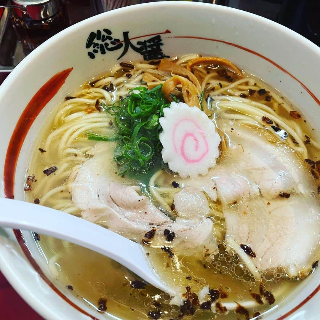 西代洋さんのインスタグラム写真 - (西代洋Instagram)「美味いンスタグラム♪  焼飯をたくさん食べたい、、、 でも ラーメンも美味すぎるのでラーメンも食べたい、、、 どの組み合わせで 頼べば満たされるのかを 店に向かってる途中、、 店について並んでる途中、、 席について注文をするその瞬間まで 考えてしまう店！！！  ここの焼飯、、、 美しいでしょ。。。 美味すぎるんですよ！ 味付け、米のかたさ、水分、食感 飲み込む時の喉越し最高！ 口にたくさんほりこんで 焼飯を味わって こだわりのラーメンスープで 流し込む、、、、 嗚呼。  焼飯を中心に考えて注文するのは この店だけ。  この店に訪れる全ての人は 同じ悩みを抱えてるはず。  注文を発するその瞬間まで メニューの組み合わせを考える究極の店♪  毎回答えが見つからない、、 願わくば、、 焼飯をバケツ一杯とラーメン のセットがあれば、、、（笑）  #美味いンスタグラム #大阪 #グルメ #ラーメン #焼飯 #プロフェッショナルフードテイスター #焼飯におもきを置くか #ラーメンにおもきを置くか #注文の仕方高校受験よりムズイ」2月23日 10時18分 - onikuchan0927