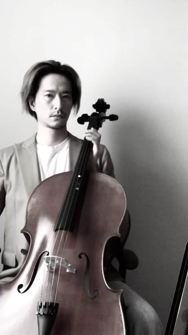 秋山真太郎のインスタグラム：「197日目✨Day197✨ If a 38-year-old man who can't read musical score suddenly starts playing the cello🎻  It's like a meditation . Early in the morning of final day of the reading performance .  #チェロ#cello#첼로#rigadoon#purcell#リゴードン#パーセル」