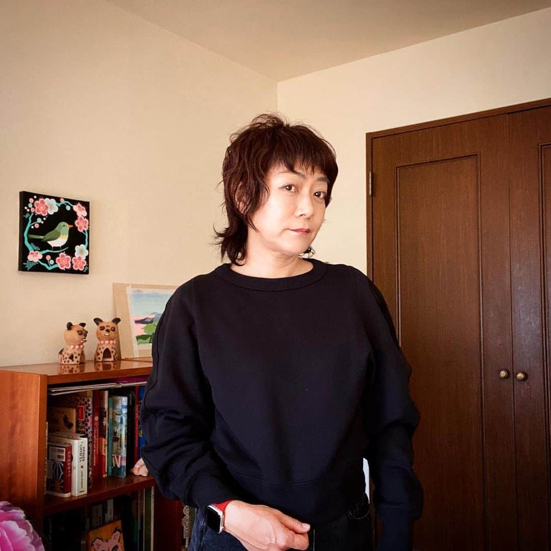 松尾たいこのインスタグラム：「Twiggy に通い始めて20年。 はじめてパーマをかけました。  前回、担当の松浦さんから「次はパーマかけようよ」と言われ、思ってもみなかった提案されるのが好きなので、どんな風になるのかあんまり考えないままお願いしました😆  パーマって、たぶん20代でソバージュかけて以来かも😅😱  I changed my hairstyle after a long time 👩‍🦱  しかし、変身っぽくて楽しい😆 別の私がここにいるー。 やっぱりヘアスタイルもファッションも決めつけず、いろいろチャレンジしたいです。  #myartlife #japaneseartist #ヘアスタイルチェンジ #liveintokyo」