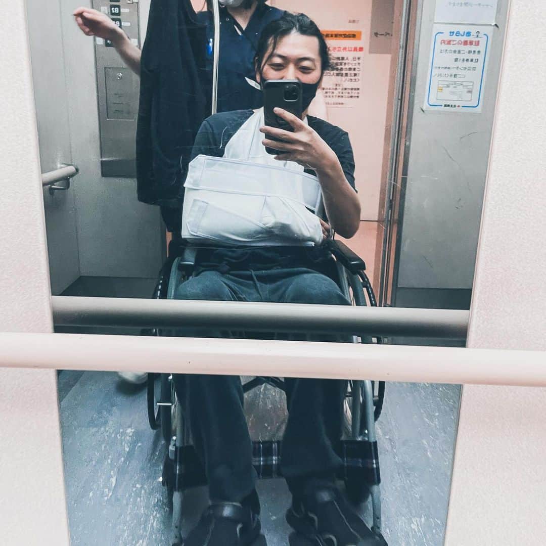 シモダ テツヤさんのインスタグラム写真 - (シモダ テツヤInstagram)「何もないところでこけて骨折する私。」2月23日 10時22分 - shimoda