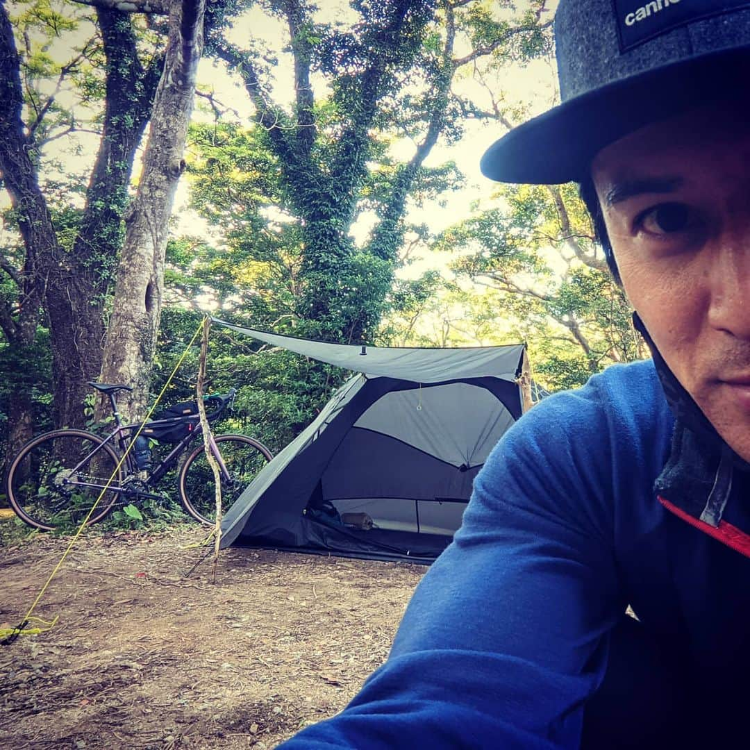 山下晃和さんのインスタグラム写真 - (山下晃和Instagram)「【BIKE&CAMP】昼間は暑くて、夜は涼しい  前室用のポール忘れたけど、木でなんとかなったから良しとします  What a nice tropical weather!  Solo touring is Freeeeeeeedom. 　 #bikeandcamp #自転車キャンプツーリング #自転車キャンプ #bikeandcamp #touring #bikepacking #輪行 #旅 #travel #CAMP #キャンプ #沖縄 #Okinawa #グラベルロード #GRAVEL #自転車 #bicycle #旅自転車 #旅サイクリスト #ninjatent @paagoworks.official @cannondalejapan @ridecannondale  #ridetopstone #topstone @restrap」2月23日 10時33分 - travel_akikazoo