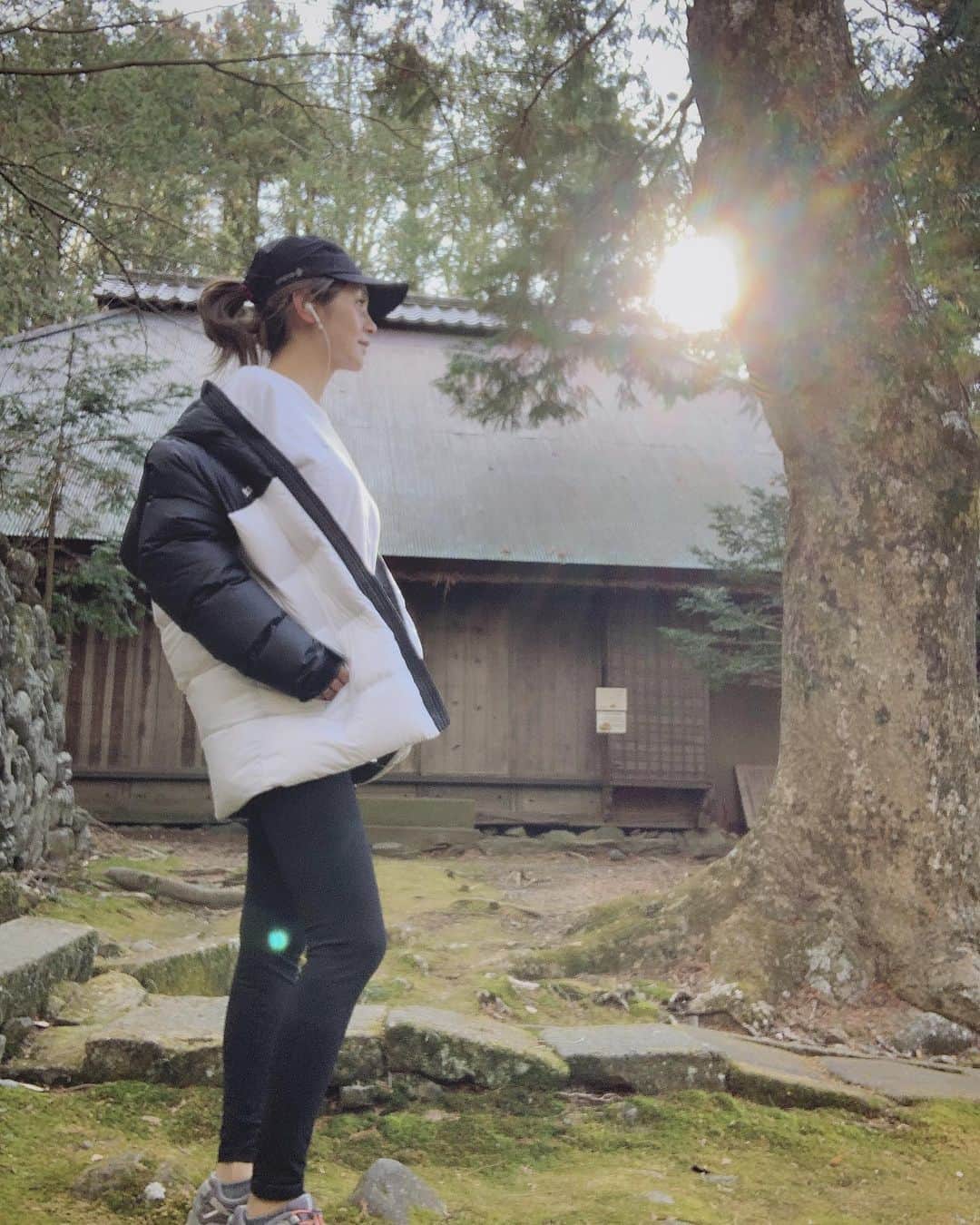 田中幸のインスタグラム：「✴︎産後トレーニング✴︎  産後56日目 ランニングと階段トレーニング再開  2ヶ月前、娘と散歩しに来た場所🤰  やっぱり走るの好きだと再認識 暖かい日は早起きして この時間を作ろっ  シャワー浴びてスッキリして お仕事行ってきます🎙  @marmot_japan  #ママアスリート #アスリート復帰 #復帰トレーニング #産後トレーニング #ランニング #階段登り下りインターバル #たまにダッシュ #1時間トレーニング  約1ヶ月で 60kg→49kg 母乳だけで戻りました💪 これは私的に 産前にアクアトレーニング効果あり！  ※医師の許可を得て トレーニング再開してます🏥」