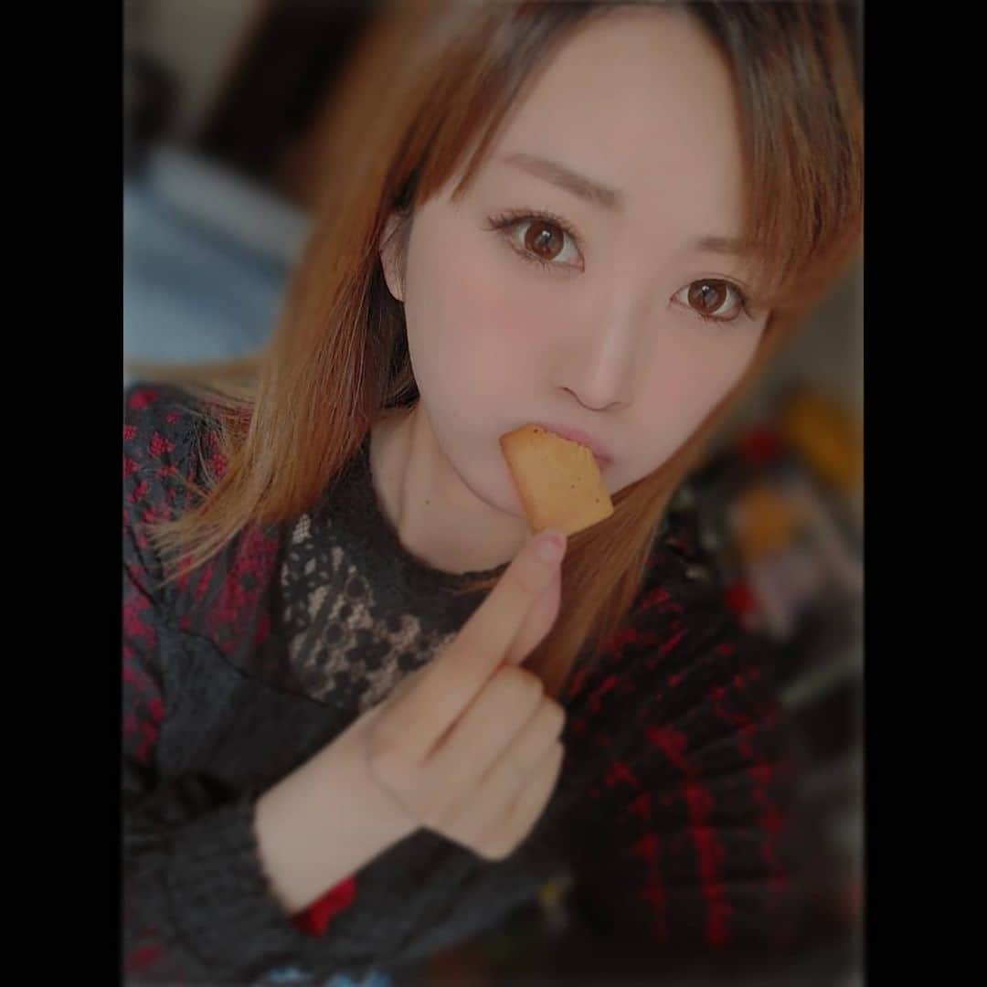 松浦麻里奈のインスタグラム：「天気いいー🥺♥️お出かけ前日和！！  朝から、もぐもぐしてるのは『美女クッキー〜BeauceBran〜』 @bijocookie_beaucebran  という、砂糖不使用、グルテンフリー、 米ぬかの栄養素を原材料にスーパーフード チアシード入りダイエットクッキー😯👍  サクッとしてるけど、 チアシードのツブツブ食感が食べごたえある😘  砂糖入ってないのに、噛めば噛むほど甘かった(◕ᴥ◕)  お食事の前の、小腹満たせるーっっ(´(ｪ)｀） 自然と食欲抑えられるのいいね🤔👍   #美女クッキー#beaucebran #美女クッキーbeaucebran#ダイエット記録 #ダイエットアカウント#ダイエット仲間募集中 #ダイエット仲間と繋がりたい #pr#Beauty#sweets #食べて痩せるダイエット#美容 #スキンケア#肌質改善#肌ケア#美肌になりたい #美肌作り#美肌ケア#メイク#美肌食#米ぬか」