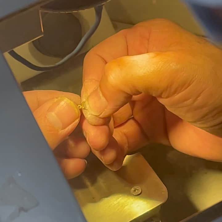 チャンルーのインスタグラム：「Laser soldering our way to perfection ✨🪄✨ New diamond babies coming your way! #chanluustudio」