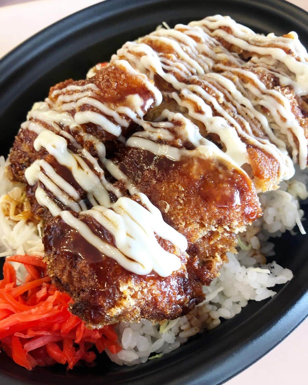 hoshinofumikaのインスタグラム：「滑らなくてもいいから 食べに行って欲しい。 【ソースチキンカツ丼】  こんなに美味しいチキンカツ 食べた事ない。 レストランじゃなくてここは スキー場。 長野県にある小丸山スキー場😌 夏もランチ食べに来たいから 営業しないのか？と、 支配人に連絡するほど大好きな 【チキンカツ】 チキンカツカレーでも🍛 もぅ、チキンカツ系なら オススメ！！！😍  滑らなくていいから チキンカツカレー食べに来てくれ！ それほどオススメ。 ゲレンデも楽しくておすすめよ🤍  ゲレ食カレー研究家のいぐっちゃんを チキンカツカレー食べさせに連れてくる！ 安全で楽しいパークと 美味しすぎるご飯をありがとう🤍 @komaru1966 🏔🏂 . . . #チキンカツ #日本一うまい #ゲレ食 #ゲレンデ #おすすめランチ #うますぎ #トップのソースは半分かけないのが最近のブーム #混み合ってない時は注文しやすい #小丸山スキー場 #まるで実家 #実家ゲレンデ #大好き」
