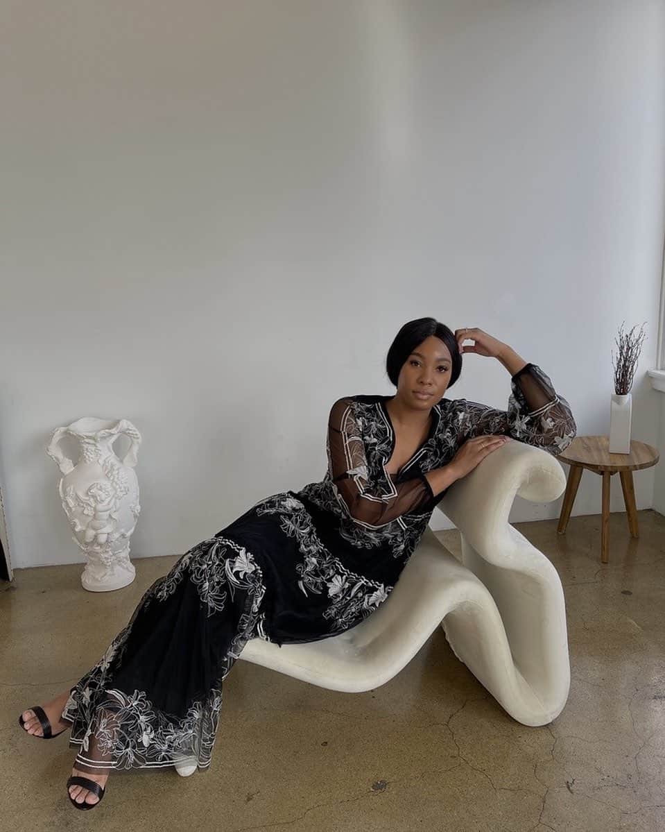 BCBGマックスアズリアのインスタグラム：「Interiors / chair / dress goals— @simplytandya looking regal in our Lily Embroidered Tulle Dress. #BCBGMAXAZRIA」