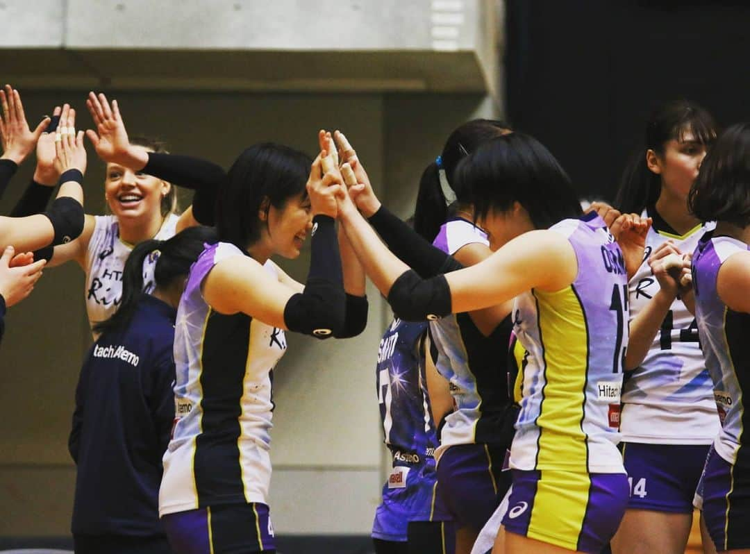 長内美和子さんのインスタグラム写真 - (長内美和子Instagram)「.  2020/21 V.LEAGUE 7位で終了しました。 コロナの影響の中でしたが、変わらず たくさんの応援ありがとうございました🙇 .  今回のリーグ戦は今までで1番悩み、苦しみ、 良いことより辛いことが多いリーグ戦でしたが そのぶん、チームメイトの大切さや 応援して下さる皆さんにたくさん支えられ 自分を奮い立たせて、プレーすることが 出来ました。 リーグ最終戦では、チームの皆が何度も 私に声をかけてくれて、だからこそ、 思いきりプレーすることができ、 本当に助けられました。 今度は私が皆を助けたいし、チームを 勝ちに導きたいと思いました。 そんなエースになれるよう、これから 前に進んでいきたいです。 このリーグで経験したこと、良くも悪くも 私に必要だから経験できたものだと思うので それを無駄にせず、決して忘れることなく、 次に活かしていけるよう頑張ります‼️ . そしてリーグ戦が終わってすぐですが、 今週末からはV.Cupが始まります！ リーグ戦に引き続き、 日立リヴァーレの応援よろしくお願いします🐰 . #日立Astemo #日立リヴァーレ #ONE」2月23日 10時39分 - osanaimiwako