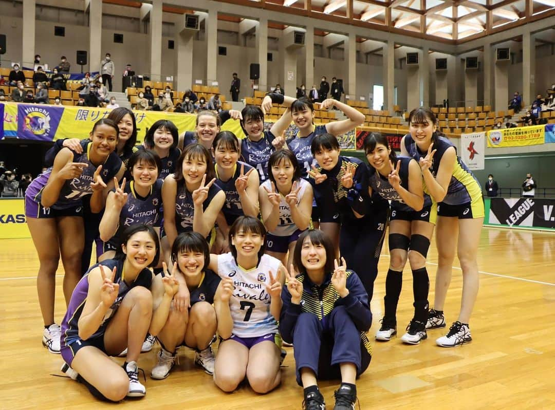 長内美和子のインスタグラム：「.  2020/21 V.LEAGUE 7位で終了しました。 コロナの影響の中でしたが、変わらず たくさんの応援ありがとうございました🙇 .  今回のリーグ戦は今までで1番悩み、苦しみ、 良いことより辛いことが多いリーグ戦でしたが そのぶん、チームメイトの大切さや 応援して下さる皆さんにたくさん支えられ 自分を奮い立たせて、プレーすることが 出来ました。 リーグ最終戦では、チームの皆が何度も 私に声をかけてくれて、だからこそ、 思いきりプレーすることができ、 本当に助けられました。 今度は私が皆を助けたいし、チームを 勝ちに導きたいと思いました。 そんなエースになれるよう、これから 前に進んでいきたいです。 このリーグで経験したこと、良くも悪くも 私に必要だから経験できたものだと思うので それを無駄にせず、決して忘れることなく、 次に活かしていけるよう頑張ります‼️ . そしてリーグ戦が終わってすぐですが、 今週末からはV.Cupが始まります！ リーグ戦に引き続き、 日立リヴァーレの応援よろしくお願いします🐰 . #日立Astemo #日立リヴァーレ #ONE」