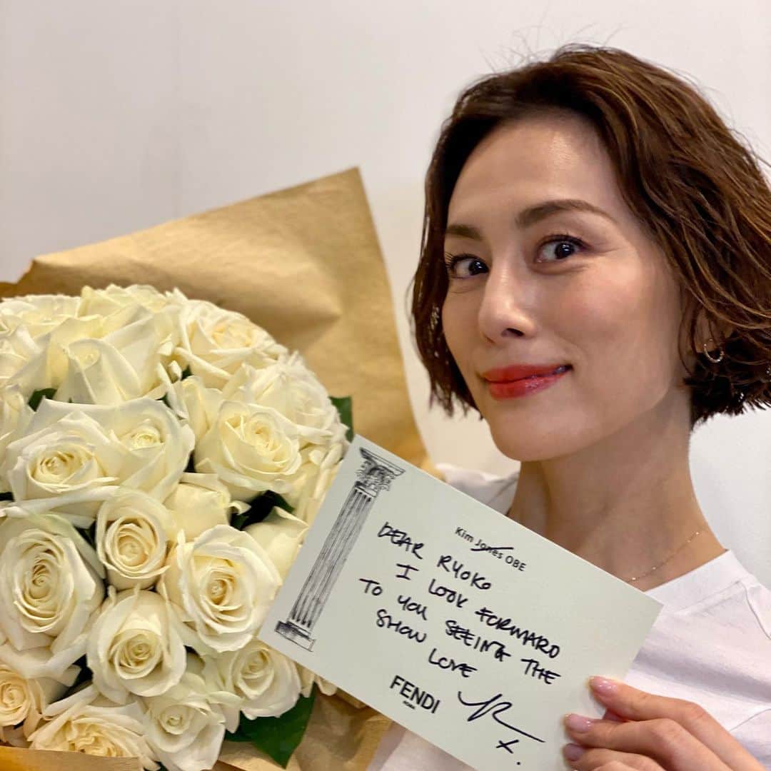 米倉涼子のインスタグラム：「キムジョーンズが手掛ける1stコレクションがいよいよスタート！﻿ 彼からメッセージが届きました❣️﻿ ﻿ FENDI FW21-22 Women's Collection 明日22:00公開。﻿ 私も楽しみです！！﻿ ﻿ ﻿ The 1st collection by Kim Jones has finally started! .﻿ I received a message from him ❣️﻿ I am also looking forward to! .﻿  ﻿ @FENDI #FENDI #ANOTEFROMKIMJONES #FENDIFW21」
