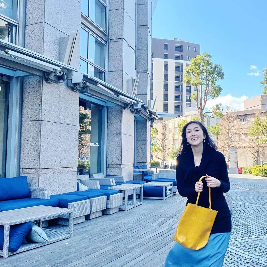 藤田陽子さんのインスタグラム写真 - (藤田陽子Instagram)「日差しはあるけど、風が強かったから、テラス席はあきらめました  ZARAのイエローバックで、春気分UP  Beautiful but windy day Yellow Zara bag brings me a spring feeling.  @definebeautyjapan  @definebeauty @ディファインビューティ  #ハッピー #春 #春コーデ #ZARA #zarawomen  #アラフィフコーデ #アラフィフ女子 #大人可愛い #今日のコーデ #大人スタイル #お散歩 #スナップミー #上品コーデ #ザラ #instapicture  #beauty  #beautiful  #fashionblog #fashionblogger #dailylook #tokyolife」2月23日 10時51分 - yoko.fujita.official