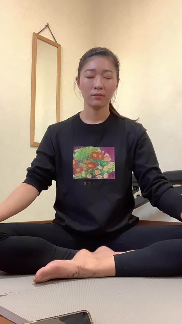 Chiharuのインスタグラム：「初めての試みでしたが参加してくれたみなさんありがとうございました😊♡ ポカポカになりましたね☀️ 今日顔が浮腫んでパンパンでしたが、、気にしないでください😱 #瞑想タイム  #瞑想会  #hiitトレーニング  #朝トレ #朝活 #朝活女子  #筋トレ動画 #家トレ #お家トレーニング #オンライントレーニング  #くびれトレーニング  #筋トレメニュー #女性パーソナルトレーナー #女性トレーナー #美尻トレーニング #お尻トレーニング」