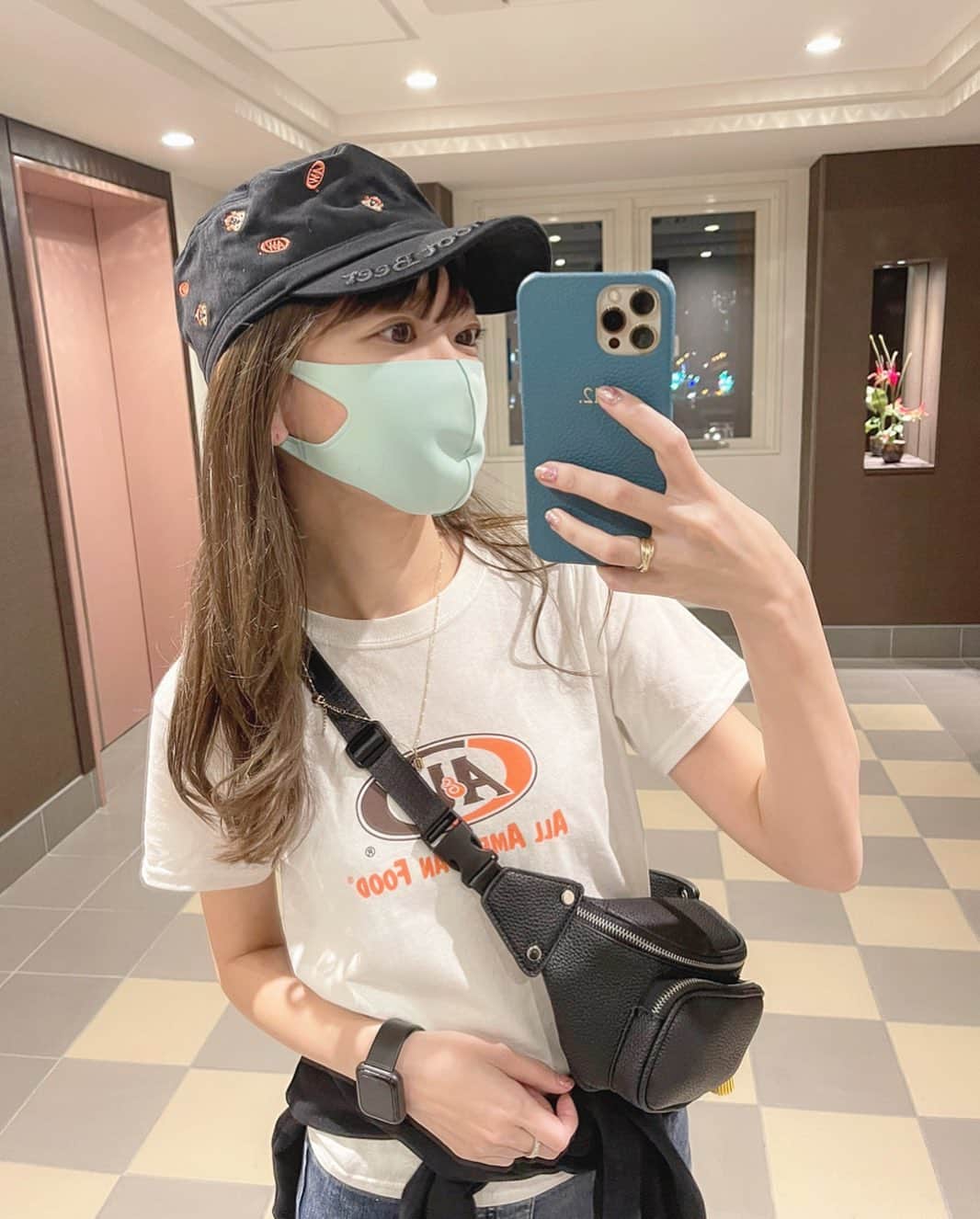 菊池かなこのインスタグラム：「. 沖縄でハマって着てた エンダーのTシャツとキャップ👚🧢✨ 住んでた時は気付かなかったけど、 改めて見ると可愛いグッズばかりでときめいた🥰 . 初めてのスマートウォッチは @slimanii.official ⌚️ . . . ୨୧┈┈┈┈┈┈┈┈┈┈┈┈┈┈┈┈┈୨୧ #エンダー#aandw#ベア君#帽子女子#キャップコーデ #キャップ女子#カジュアルコーデ大人可愛い #okinawa#沖縄#アメリカンビレッジ#美浜アメリカンビレッジ #美浜#北谷#北谷アメリカンビレッジ#北谷町#サンセットビーチ #旅女#タビジョ#ワーケーション#ステイケーション #沖縄グラム#okinawagram#リゾートホテル#サンセットビュー #沖縄移住#沖縄プチ移住#アドレスホッパー#stayway_japan#stayway_girls #沖縄ワーケーション」