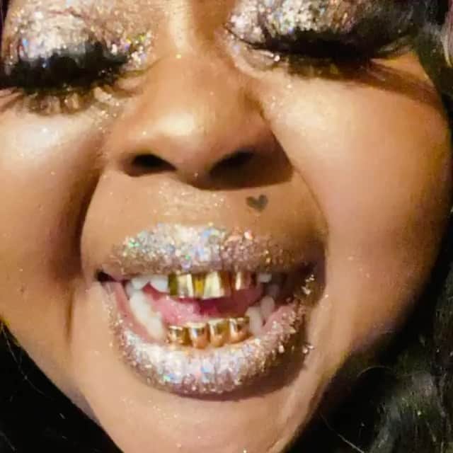 Tori Hughesのインスタグラム：「Don’t let this distract you from following @herbalbloomskin 😩😩😩 Mood : #WhenImGonnaLearn」
