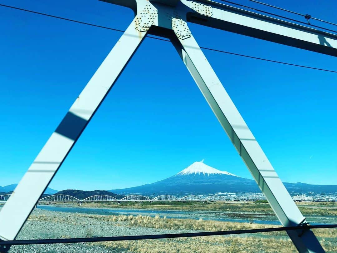 窪塚洋介のインスタグラム：「今日は2.23で"富士山"の日🗻天晴れ 橋梁で出来た天空の山も見えるかな？」