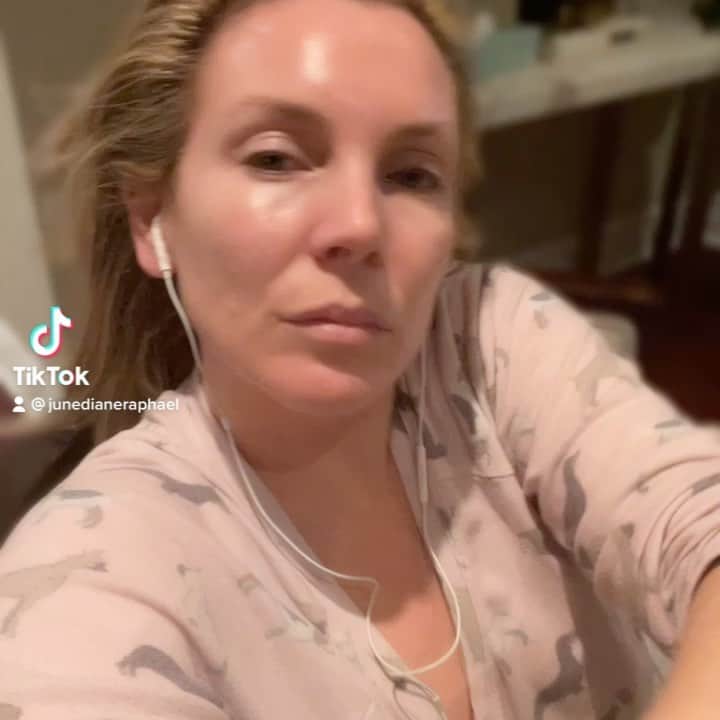 ジューン・ダイアン・ラファエルのインスタグラム：「Let’s see it.」