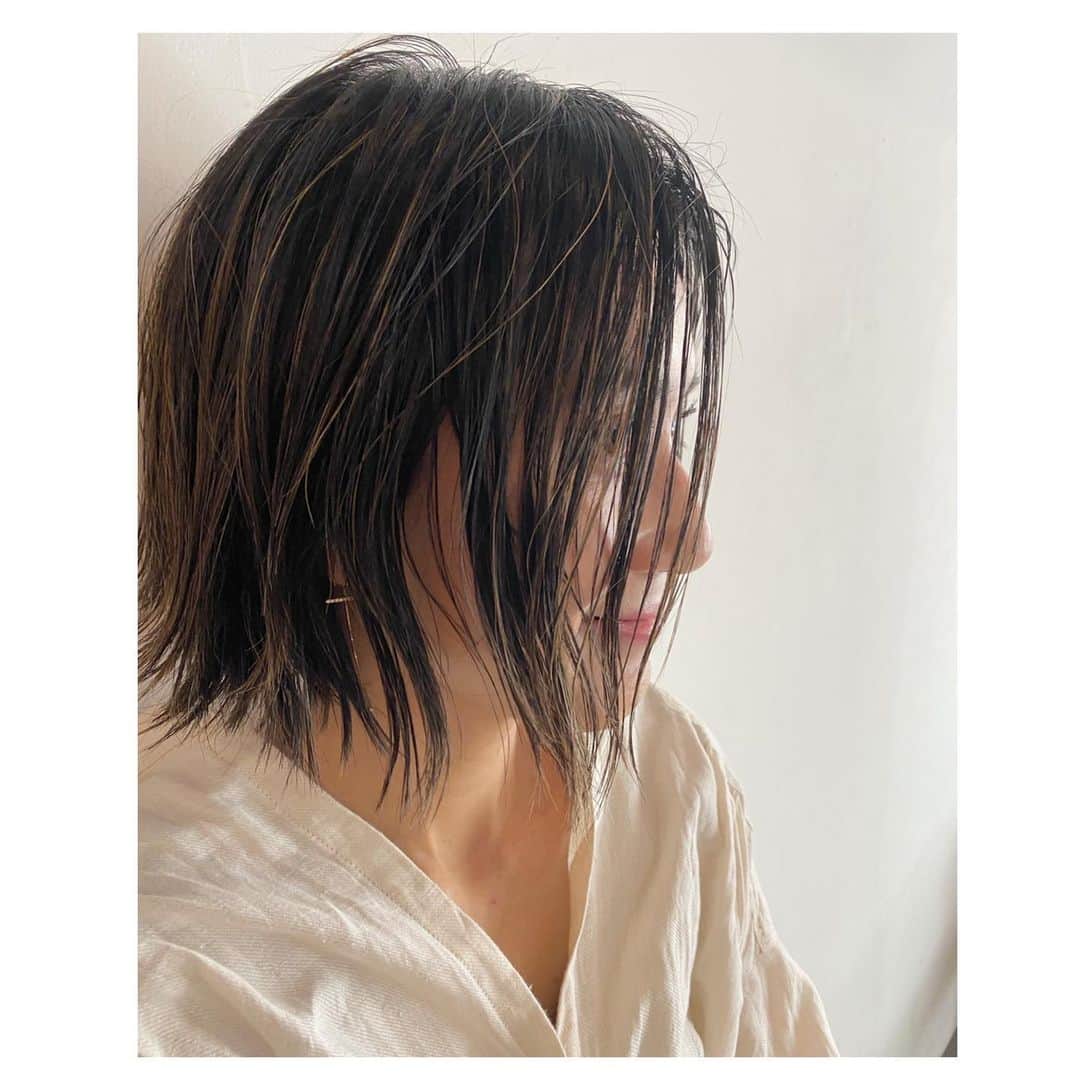 坪田あさみのインスタグラム：「. バームとオイルでウエットに仕上げて今どきに😊 これは切る直前ヘア。 . #備忘録  #アラフォー#アラフォーヘア #あらふぃふ #アラフィー　#アラフィーヘア #アラフィフコーデ#40代ファッション #40代コーデ　#40代ヘアスタイル #大人コーデ #大人カジュアル #大人」