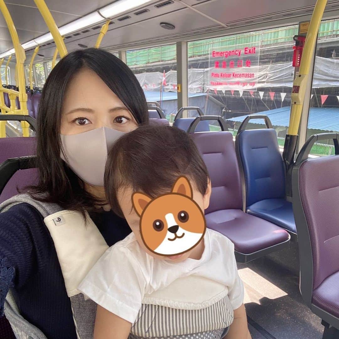 大西蘭のインスタグラム：「・ 最近、息子のリクエストにより、ダブルデッカーバスの２階席に頻繁に座っています🚌 ・ ダブルデッカーバスに乗ると必ず２階行く！というので、バスが停車してる間に息子を抱っこして急いで階段を登る。 ・ 眺めがよくて気分が良いので、バスの移動が楽しくなっちゃいます♬ ・ 信号が間近に見えて、木の葉や枝が届きそうだったり、ちょっとスリルもあるかも。 ・ ・ #ダブルデッカー #ダブルデッカーバス」