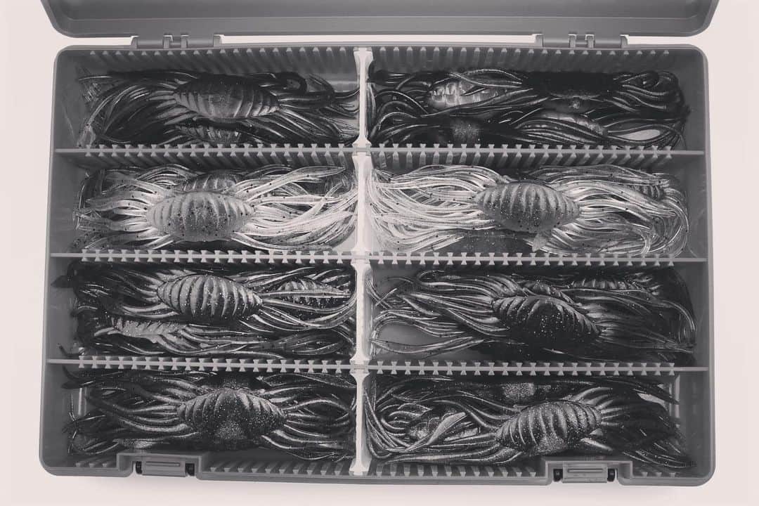 のインスタグラム：「Real "CRAB" house.  2021 New product "DRIFT CRAB"  注目の新製品"ドリフトクラブ"がズラッと入ったタックルボックス。これもいわゆるクラブハウスです。  #jackall #driftcrab #clubhouse #crabhouse #2021New #ジャッカル #ドリフトクラブ #ブラックバス #バスフィッシング #バス釣り」