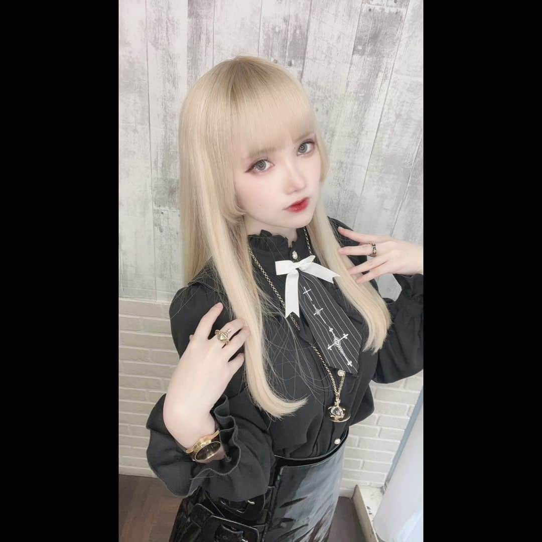 赤木クロのインスタグラム：「エクステつけてブロンドロングにしてもらいました🖤  私の投稿見たって言うと割引あります😈 詳しくは担当してくれた美容師さん　@masaki_ankhcross にDMで❣️ 、 、 、 、 、 、 、 、  #ロアエクステジョーカー　#アンククロス渋谷　#シールエクステ　#ロアエクステ　#ヘアモデル　#グレージュ #パープルカラー #派手髪 #派手髪女子 #anime #animegirl #animejapan #animeworld #japan #japanesegirl #日本  #comic #cos #cosplay #cosplayer #cosplaygirl #cosplayers #コスプレ #コスプレイヤー  #gravure  #일본여자 #코스프레 #그라비아 #角色扮演遊戲」