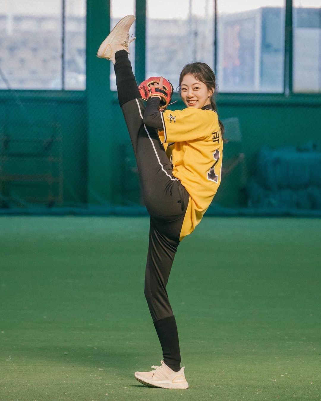 郭珉整のインスタグラム：「🐥⛸💛⚾️ . . #노는언니 #화요일저녁8시50분  #E채널 @noniechannel」