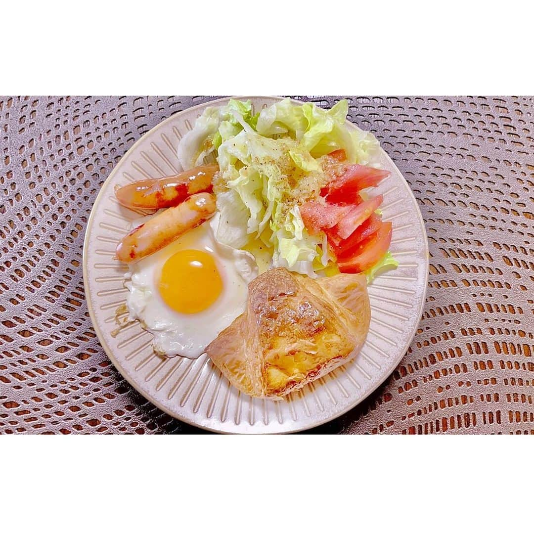 東なつ紀のインスタグラム：「今日は特別な日になりそう♬  無印の糖質オフクロワッサン🥐で 朝ごはん作った🍳💕！  無印のこのシリーズ優秀すぎて 買い込むことを決めた🐻  #糖質オフ #あさごはん  #🍅好き」