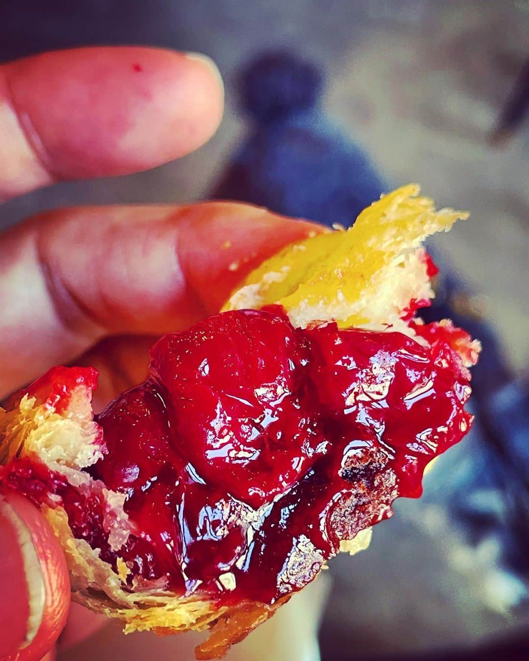 谷川じゅんじさんのインスタグラム写真 - (谷川じゅんじInstagram)「Good morning cherry pie. 珈琲&熱々チェリーパイな朝。涙目は旨さか花粉かわからない。#goodvaibhsonly #goodneighbors #thisisjapan」2月23日 11時05分 - junjitanigawa