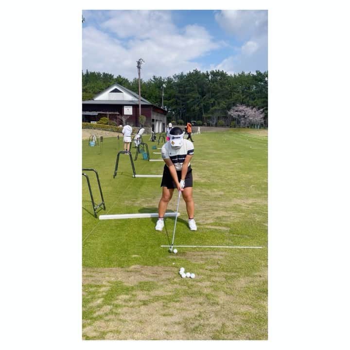 淺井咲希のインスタグラム：「前からのショット⛳️⛳️  #淺井咲希#ゴルフ#ゴルフ女子#ゴルフスイング」