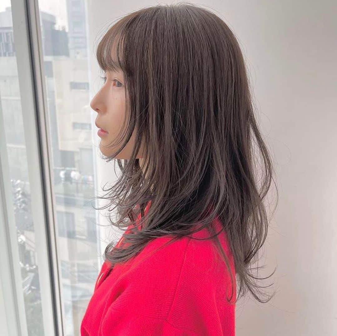 美容室ZACCさんのインスタグラム写真 - (美容室ZACCInstagram)「@ruka_kubo さんヘアスタイル✂︎  カラーは地毛風グレージュで﻿ 明るすぎないけど透け感カラーに♡﻿ ﻿ ﻿ カットは長さを変えず、﻿ 顔周りに動きが出るようにレイヤーを。﻿ 横からのシルエットも可愛いです♡﻿ ﻿ ワンレンに飽きたけど﻿ 長さを変えたくない方は﻿ レイヤーヘアおすすめです💐﻿ ﻿ ﻿ ﻿ ぜひお任せください🗣﻿ stylist by ZACC raffine 溝口潤﻿ ﻿ @jun_mizoguchi  ﻿ ﻿ ﻿ 何かご不明点あればお気軽に﻿ コメントお待ちしております✉️﻿ ﻿ ーーーーーーーーーーーーーーーーーーーーーーーーーー﻿ 🌿ご新規様限定キャンペーン🌿﻿ 〝スタイリスト指名無し〟で【✨初回20%off✨】﻿ ﻿ 　※スタイリスト指名ある方は対象外✂︎﻿ （スタイリスト選択画面でフリーを選択）﻿ ﻿ 【price（税別）】﻿ カット¥7,000→5,600﻿ カット+カラー¥15,500〜→¥12,400﻿ カット+カラー+トリートメント→¥22,000→¥17,600〜﻿ その他全メニュー対象（前髪カットのみ対象外）﻿ ーーーーーーーーーーーーーーーーーーーーーーーーーー﻿ 東京都港区北青山3-11-7 Aoビル4F﻿ 表参道駅B2出口　徒歩30秒﻿ ☎︎03-5468-5882﻿ ﻿ ﻿ #美容室#表参道#zacc#韓国風ヘア#韓国ヘア#レイヤーカット #レイヤーミディアム #レイヤーヘア #ミディアムレイヤー #ロングレイヤー #レイヤーロング #顔周りカット #顔周りレイヤー #地毛風カラー #グレージュ #グレージュカラー #大人かわいい #大人可愛い #春ヘア #イメチェンカット #おしゃれヘア #ミディアムヘア #ロングヘア #ヘアスタイル #ヘアスタイルミディアム #ヘアスタイルロングヘア #透明感カラー #透け感カラー #表参道美容室 #ザック」2月23日 11時13分 - zacc_hairsalon