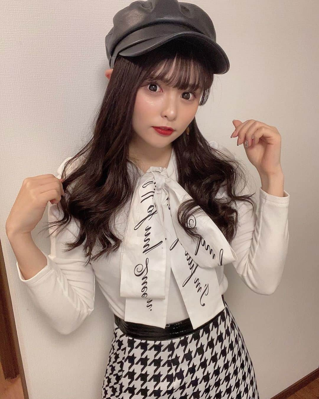 西野瑠奈のインスタグラム：「おしゃれ💄はモチベ✨  #JAPANARIZM#japan#tokyo#followｍe#onespo#idol#fashion#東京#アイドル#ジャパナリズム#西野瑠奈#ワンスポ#ファッション#おすすめ#キャスケット#リボン#巻き髪#ヘアアレンジ」