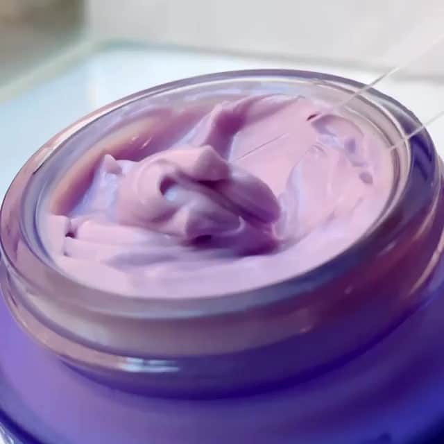 Clarins Canadaのインスタグラム：「One of Clarins' best kept secret, the Extra-Firming Mask.🤫 This relaxing anti-aging face mask visibly minimizes stress lines, wrinkles & revives radiance. Its cream-gel texture, delightful mauve color and relaxing aromatic plant extracts soothe the senses for a wonderful feeling of wellbeing.💜⁣ __________⁣ L'un des secrets les mieux gardés de Clarins, le Masque Multi-Régénérant.🤫 Ce masque relaxant anti-âge minimise visiblement les rides et ridules dues aux stress et ravive l'éclat. Sa texture gel-crème, sa délicieuse couleur mauve et ses extraits de plantes aromatiques apaisent les sens pour une merveilleuse sensation de bien-être.💜⁣ .⁣ .⁣ .⁣ 📸 : @rosacea_bae⁣ #Clarins #LiveBeautifully #ExtraFirming」