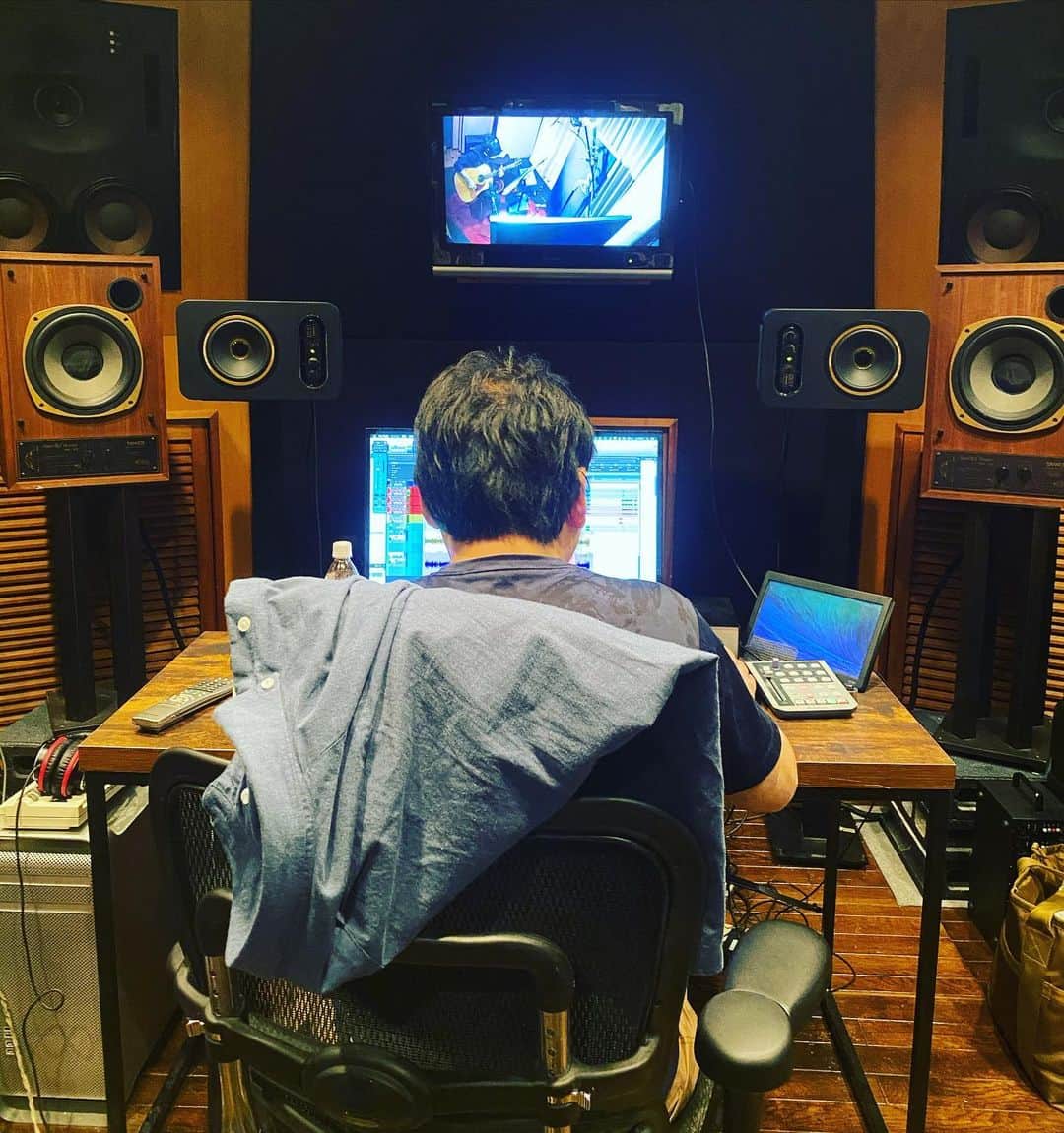本間昭光のインスタグラム：「ギターダビング🎸」