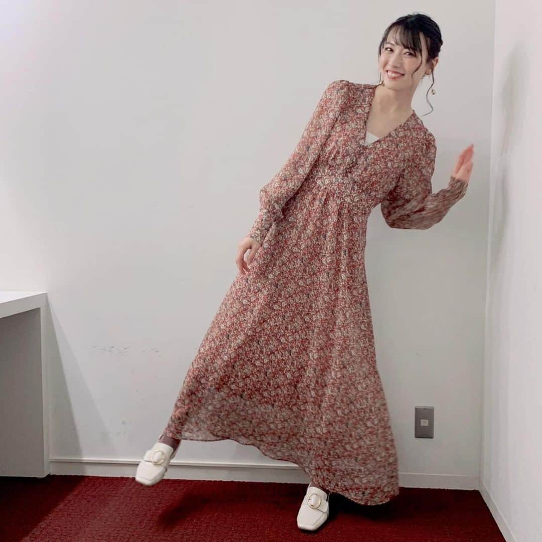 矢島舞美さんのインスタグラム写真 - (矢島舞美Instagram)「. 昨日の衣装はU by SPICK&SPANさんのフラワーギャザードレス♡ . 中島早貴ちゃんと、°C-ute当時のメンバーカラー衣装で合わせました^ ^♡ . . #baycrews #ubyspickandspan」2月23日 11時18分 - maimiyajima_official_uf