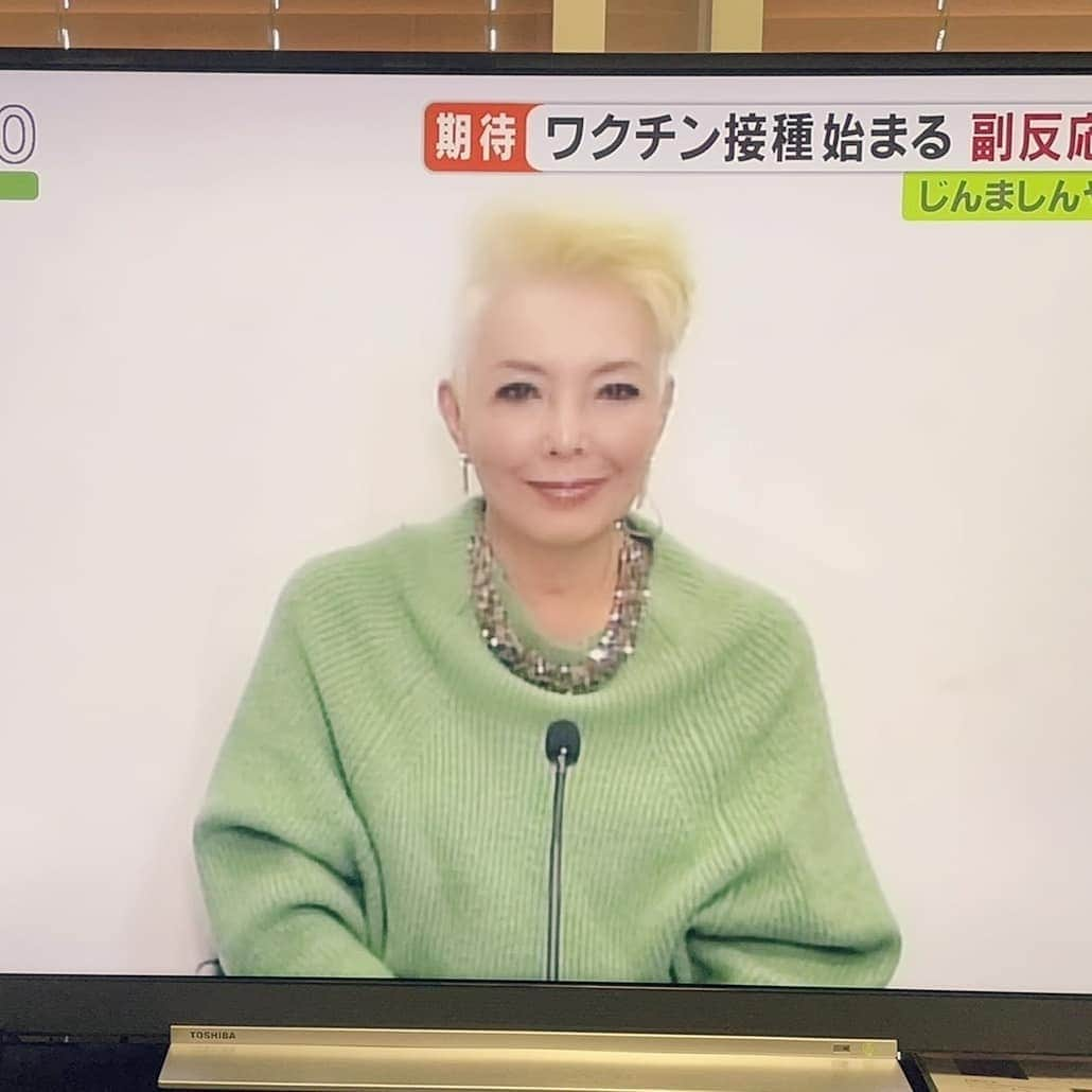 ピーターさんのインスタグラム写真 - (ピーターInstagram)「昨日は、関西テレビ 「報道ランナー」 リモート生放送でした。 なんとモーリーロバートソンさんと、グリーンカラーが、お揃いでした‼️  こんな偶然あるんですね。 そして… ピーの愛車も グリーン(トヨタIQ)と、 ベージュ(シトロエンベルランゴ)です😆🎵🎵  　　　　慎之介拝  #ピーター #池畑慎之介 #報道ランナー #モーリーロバートソン #トヨタIQ #シトロエンベルランゴ」2月23日 11時19分 - oziba1952