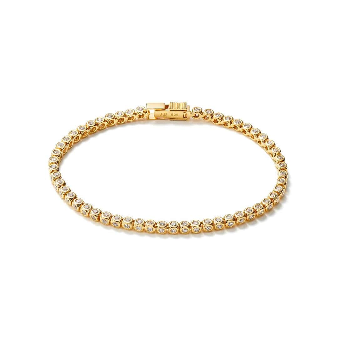 のインスタグラム：「“RADIANCE” Bracelet ⠀ 正面、側面の3面に限りなくストーンをセットした ラディエンスブレスレット、どの方向から見ても眩い煌めき が美しいストーンブレスレットの新しいスタイル  ⠀ #justindavis  #ジャスティンデイビス」