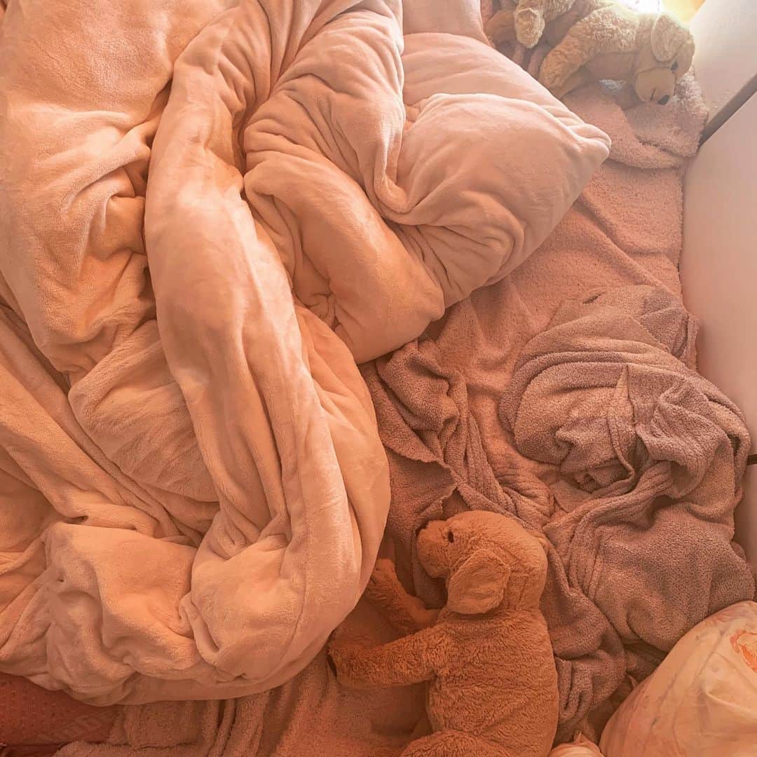 LiLyのインスタグラム：「休日🧸💤  #kids」
