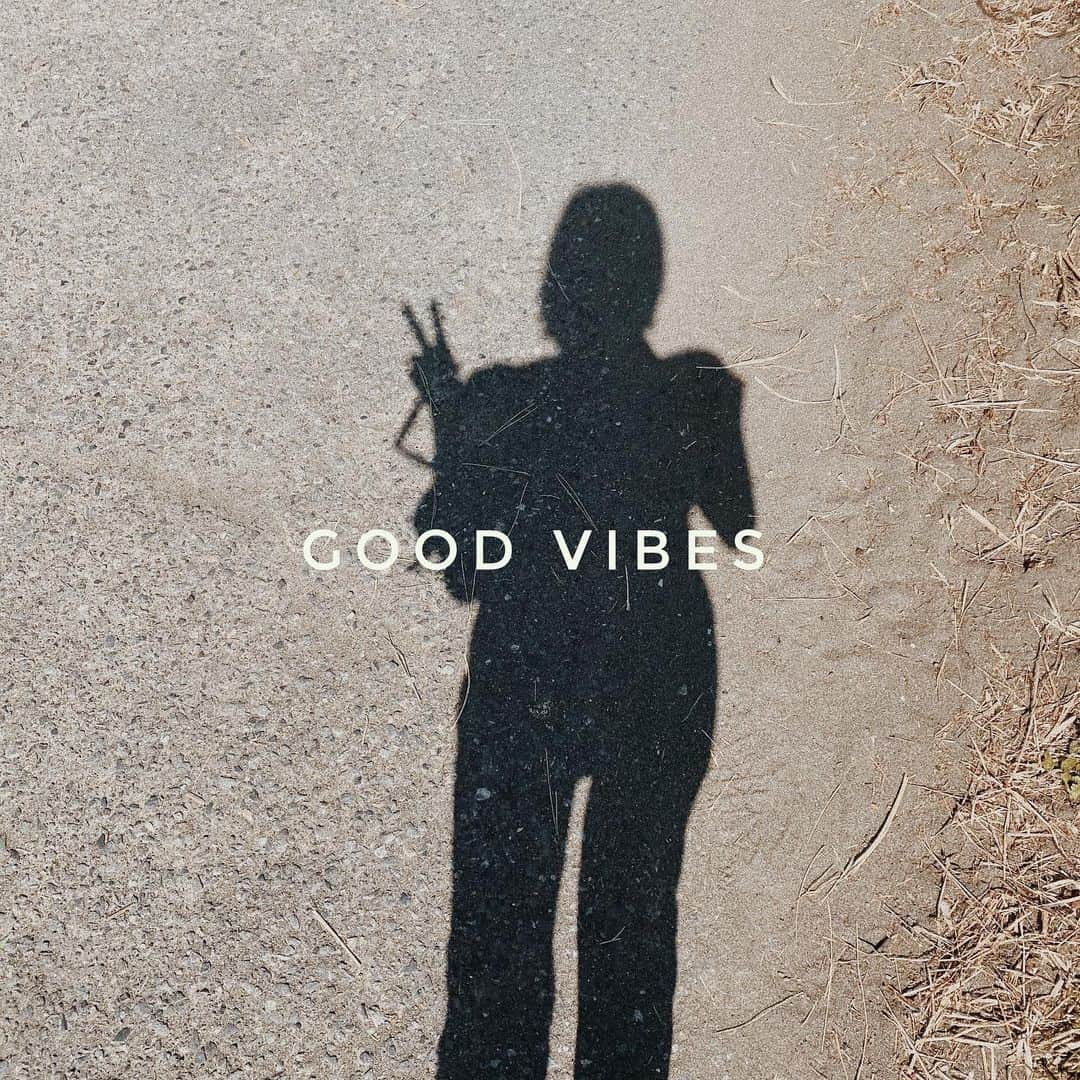 のインスタグラム：「✌🏾🌼📸🤍 #goodvibes #shadow」