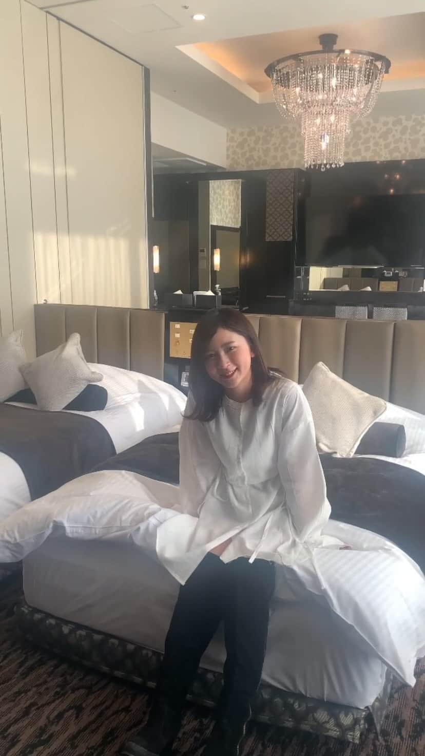 廣田佳菜子のインスタグラム：「ミスキャンのファイナルイベントではアパホテル賞をいただきました🏆 賞品として横浜ベイタワーのインペリアルスイートルームに泊まらせていただきました😭💕 動画では撮りきれなかったのですが、もう一つお部屋とお風呂がありました😳 スタッフの方もとても親切だったし、朝ごはんもおいしくて、立地もとてもよくて、本当に最高でした✨✨✨」