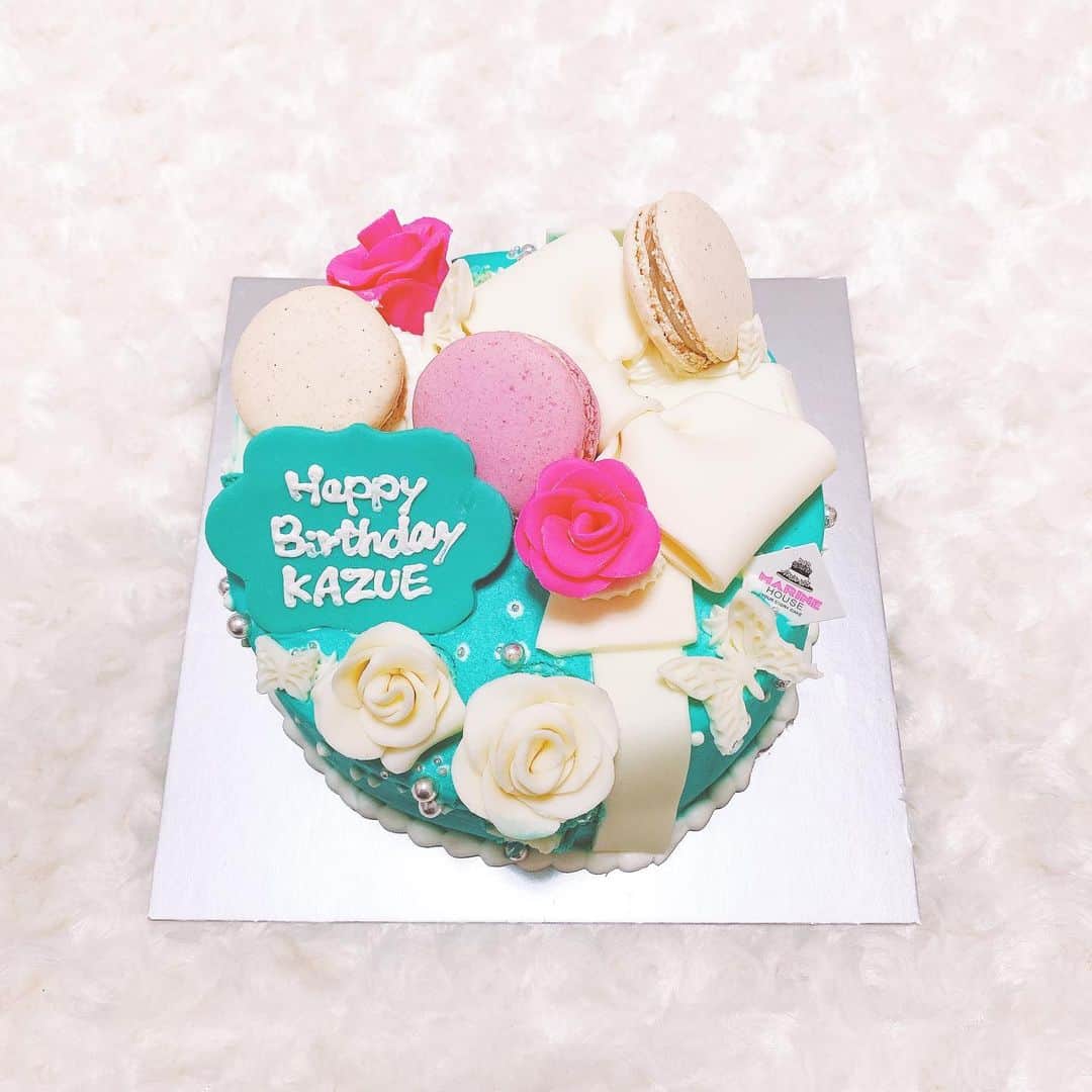 穐田和恵のインスタグラム：「かずふぁみの皆から生誕LIVEで頂いたケーキ🎂可愛すぎる💓💕生誕ワンマンLIVE最高でした🎤 まだ余韻に浸ってます✨ お花もお家に飾ってるよ💐 毎年愛が詰まりすぎてる🥺 ありがとう💓  #ケーキ #花 #お誕生日」